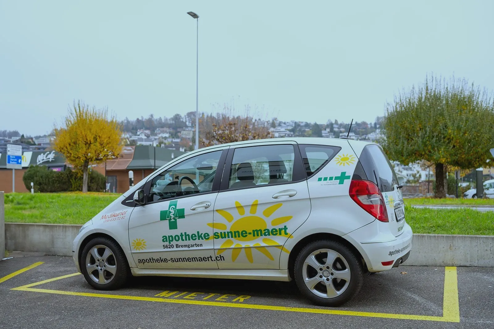 Lieferfahrzeug des Medikamenten-Hauslieferdienstes der Apotheke Sunne-Märt