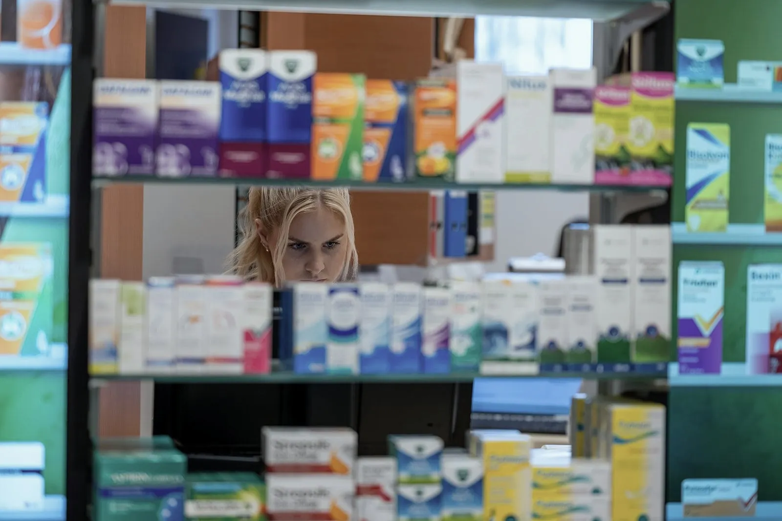Medikamentenregale in der Apotheke Sunne-Märt