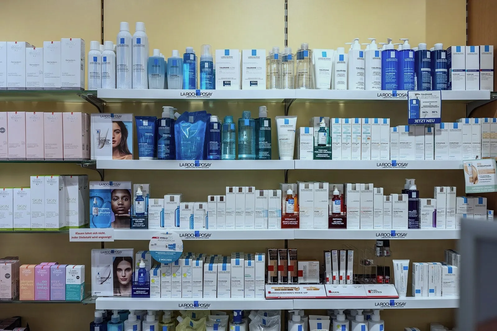 Pflegeprodukte und Kosmetikartikel in der Apotheke